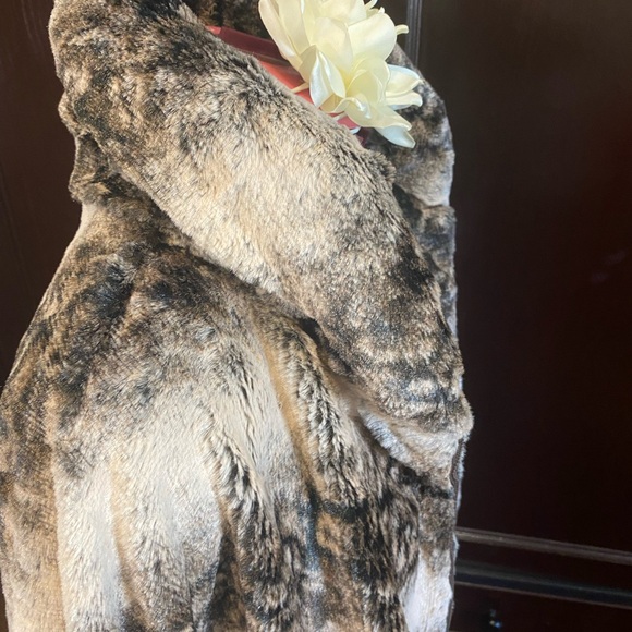 Lindi Animal Print Faux-fur Cape - Picture 15 of 16